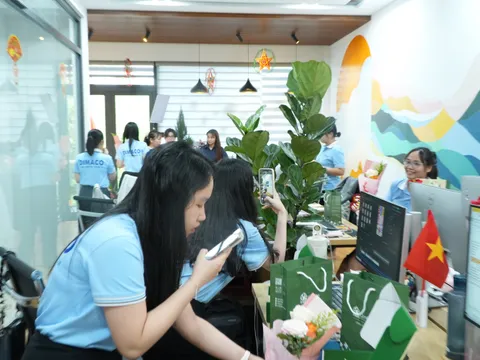 Hoa và quà dịp lễ tại văn phòng