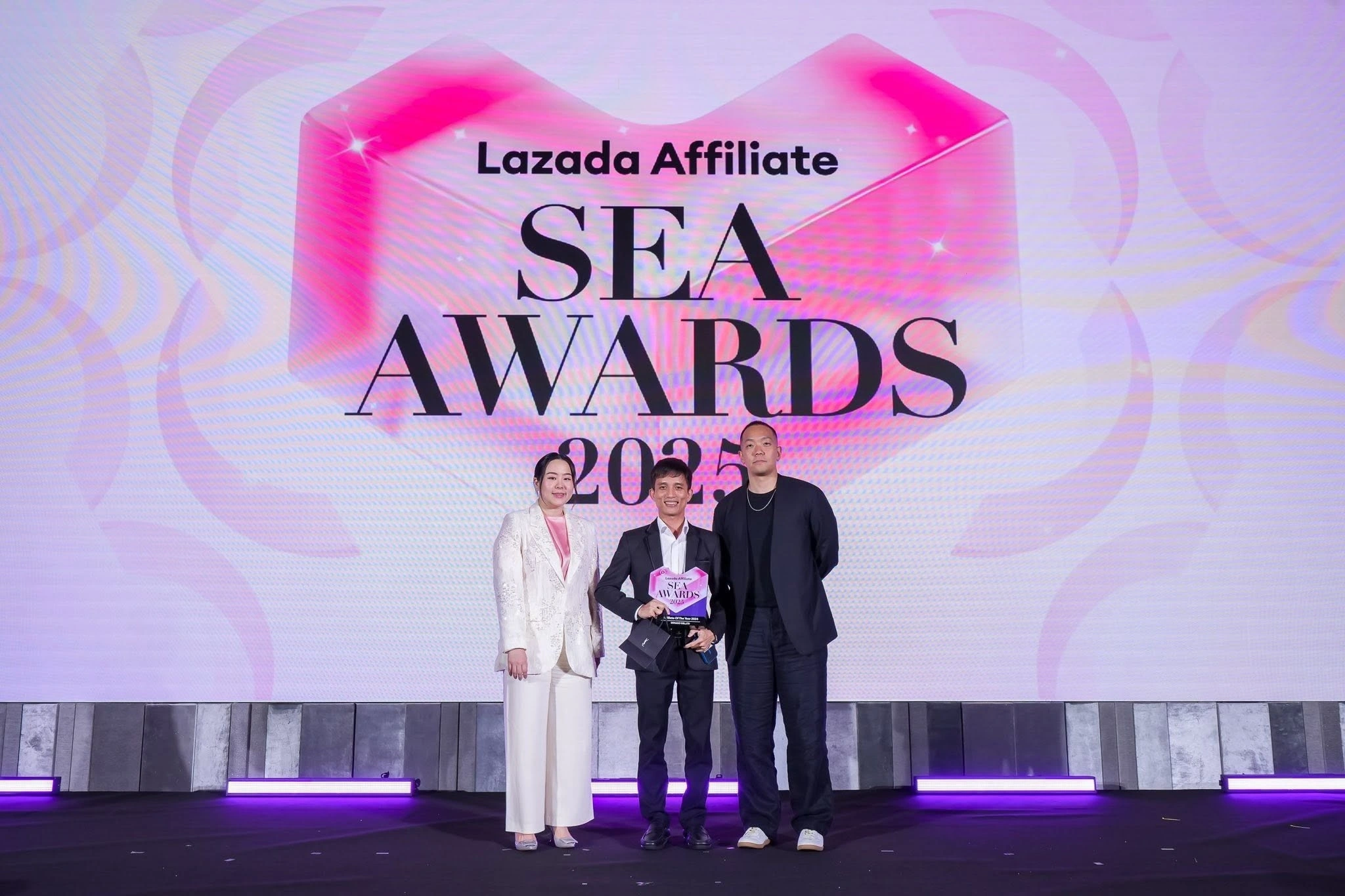 Đại diện DIMACO nhận giải Affiliate of the Year 2024 tại Lazada Affiliate SEA Awards 2025