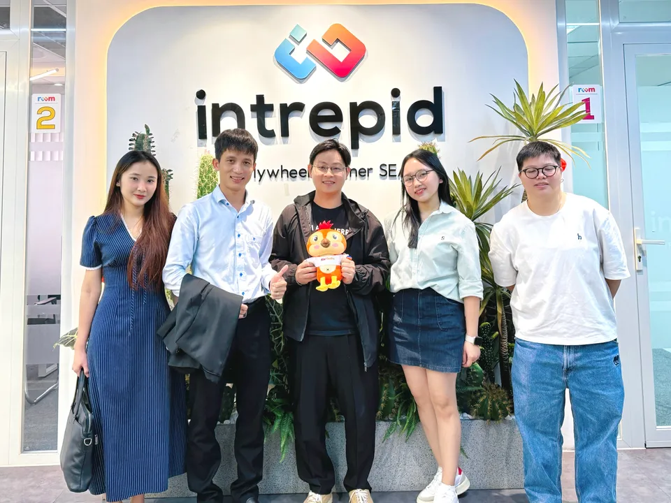 Đội DIMACO thăm văn phòng Intrepid