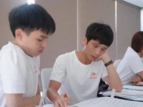 Thành viên DIMACO làm bài trong buổi training